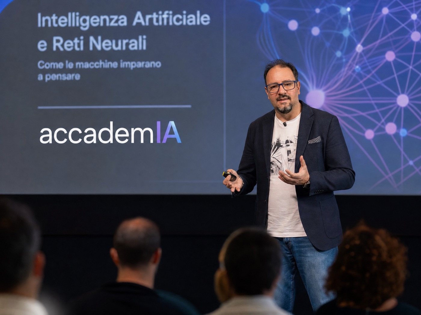 Alessio Matiz durante un intervento di formazione su AI e reti neurali per accademIA